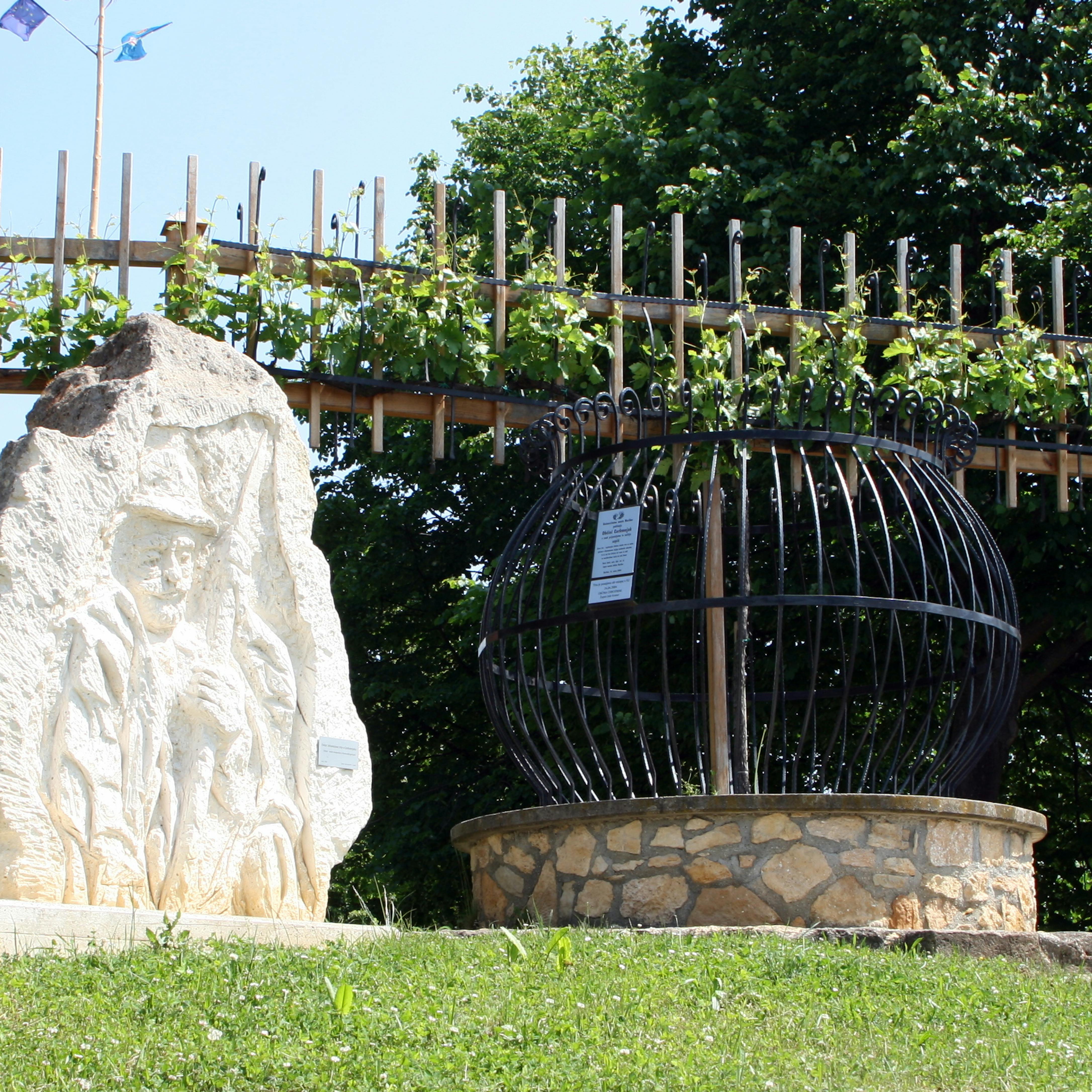 Johanez Vine with the Ovtar sculpture